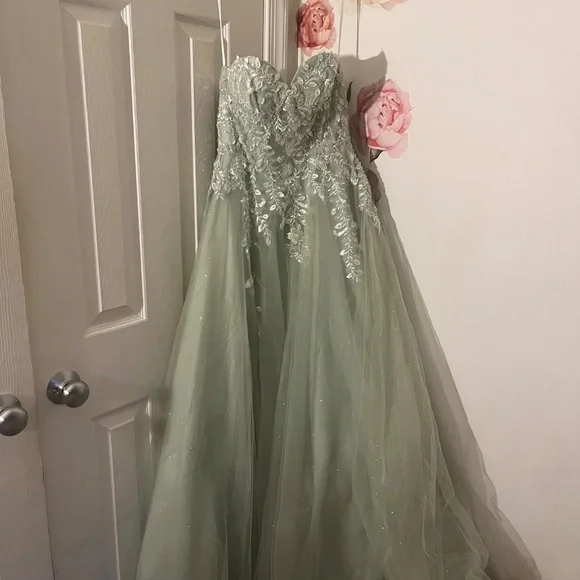 Green prom dress! - Picture 5 of 5